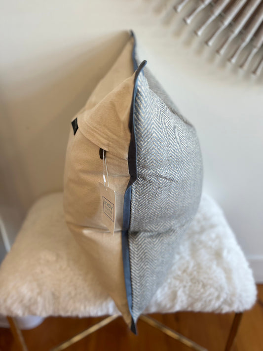 Coussin passepoilé cousu à la main