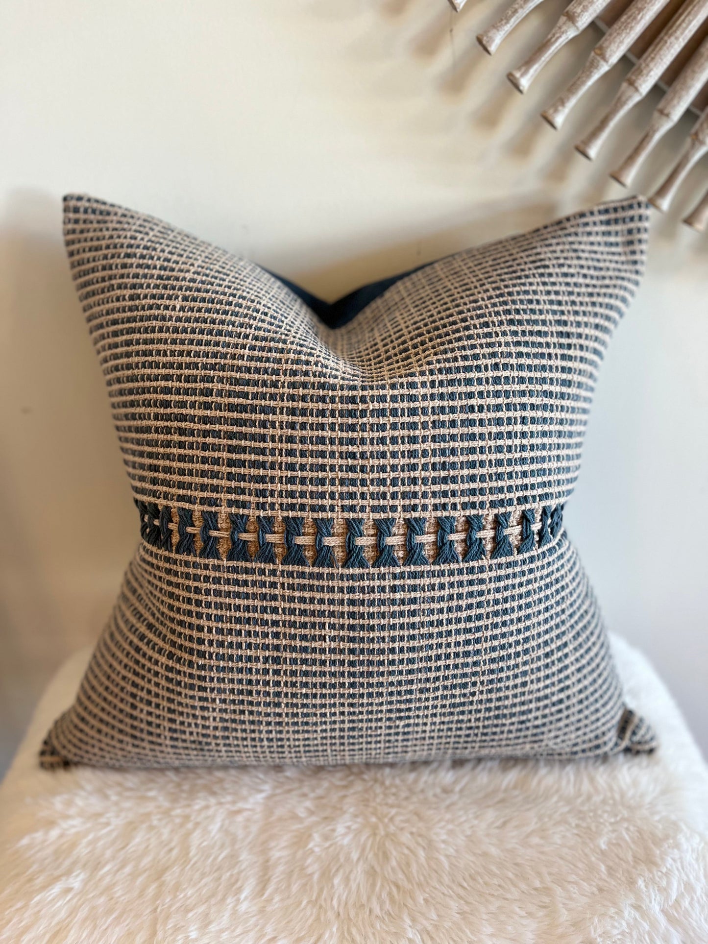 Coussin à rayures tissées texturées