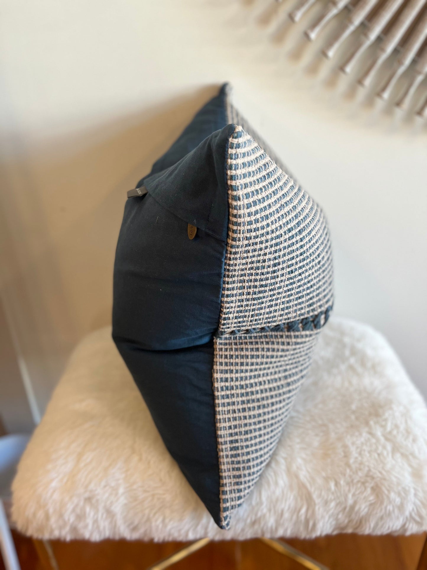 Coussin à rayures tissées texturées