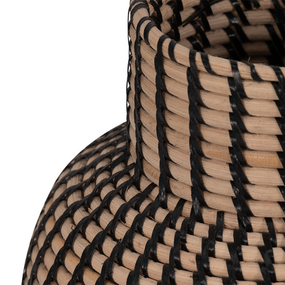 Vase en rotin tressé